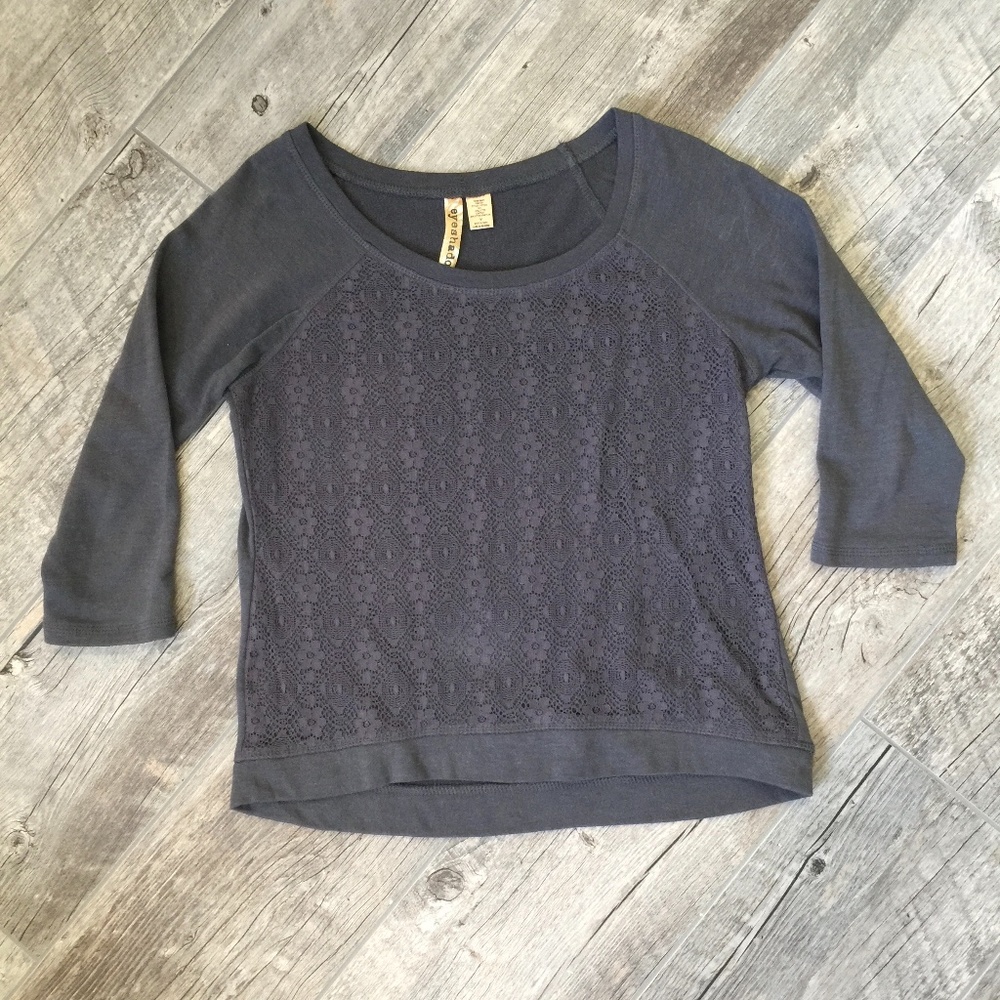 3/4 sleeve gray floral lace like pattern tee